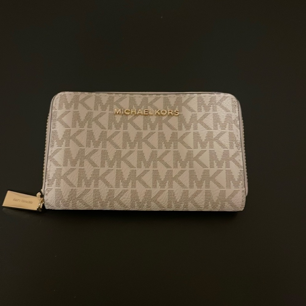 Michael Kors zip wallet